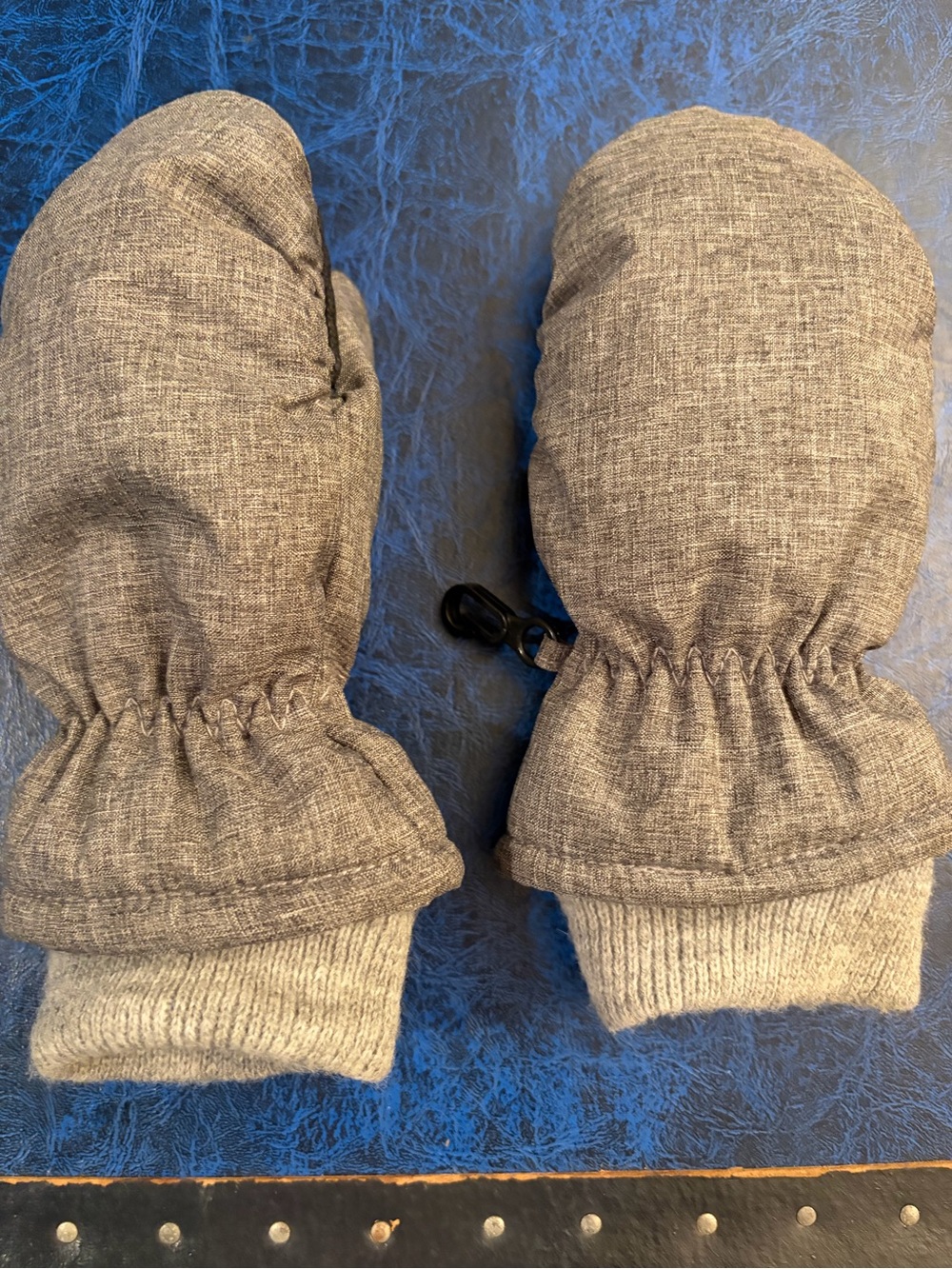 Kids Gray snow gloves